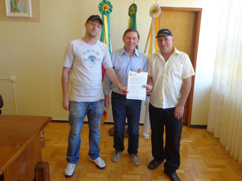 EXECUTIVO ASSINA CONTRATO COM CASCALHEIRAS